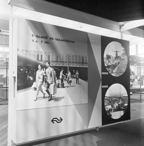 859345 Afbeelding van de stand van de N.S. op de Voorjaarsbeurs in de Jaarbeurs te Utrecht.